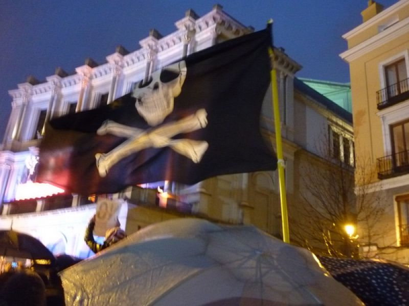 Una bandera pirata ondeaba en las puertas del Teatro Real
