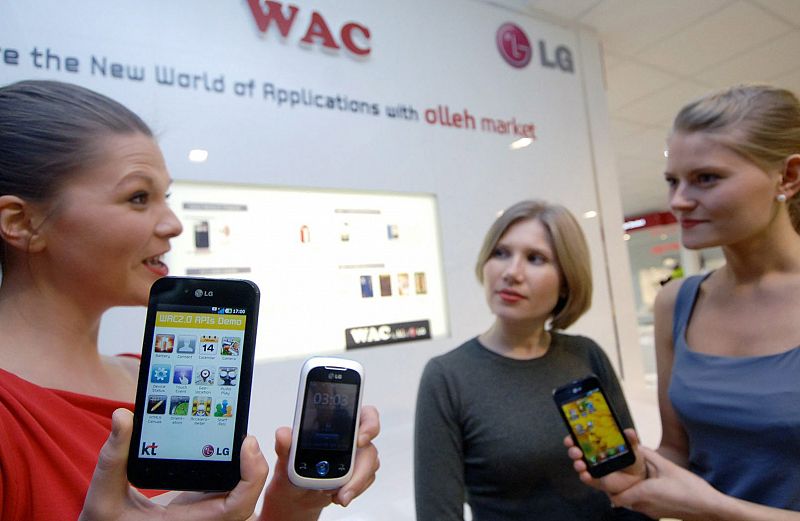 Vista del puesto de LG que ha presentado diferentes productos durante la primera jornada del MWC de Barcelona 2011