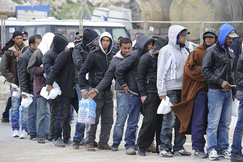 Inmigrantes sin papeles procedentes del norte de África a su llegada a la isla italiana de Lampedusa, en la región siciliana.