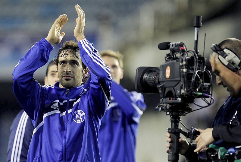 Los jugadores del Schalke, con Raúl al frente, saludan a los aficionados alemanes desplazados a Valencia
