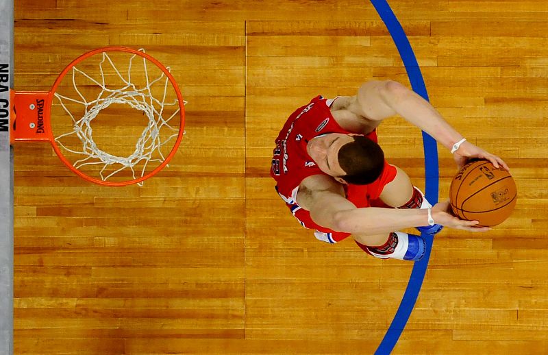 El jugador de Clippers de Los Ángeles Blake Griffin vuela hacia el aro dispuesto a machacarlo.