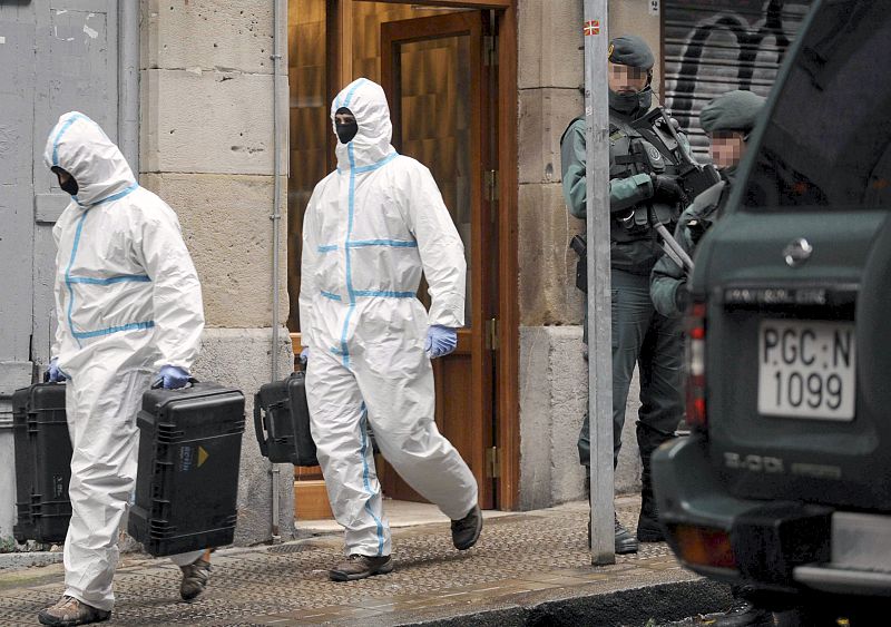 La policía ciéntifica saca material después de uno de los registros en Bilbao