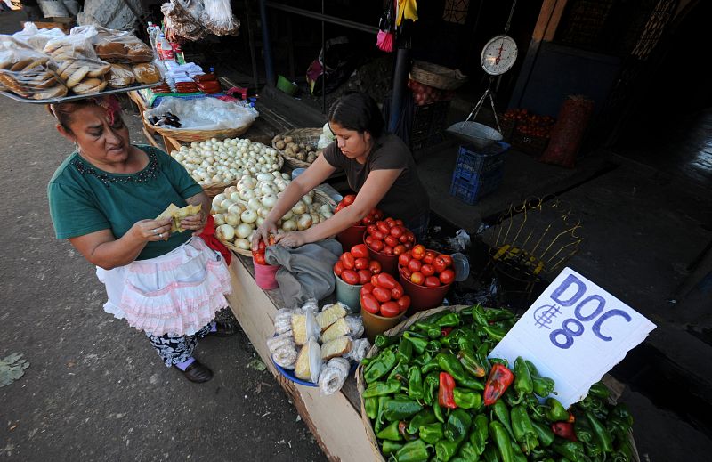 Dos mujeres trabajan en el mercado Oriental en Managua (Nicaragua), un día antes de que en el mundo se celebre el Día Internacional de la Mujer.