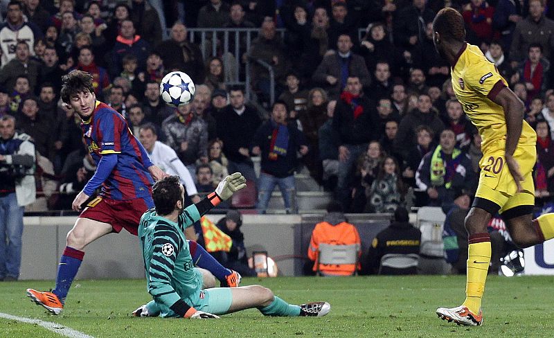 Barcelona's Messi beats Arsenal's Almunia to score a goal during their Champions League soccer match in Barcelonalona