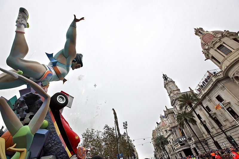 El disparo de la mascletá de este miércoles, a cargo de la Pirotecnia Turís de Turís (Valencia), se observa entre la falla municipal y el edificio del Ayuntamiento.