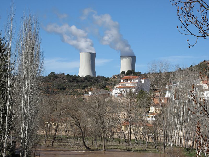 Las dos chimeneas de la central de Trillo, en Guadalajara, se imponen por encima del pueblo