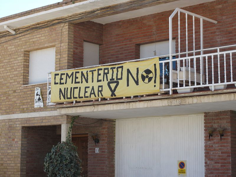 Un vecino de Yebra ha colgado de su balcón una pancarta contra el cementario nuclear