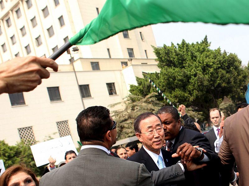 Unos guardaespaldas rodean al secretario general de la ONU, Ban Ki-moon, en la plaza cairota de Tahrir.
