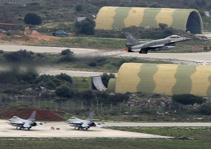 SEIS CAZABOMBARDEROS F-16 NORUEGOS PERMANECEN EN LA PISTA DE DESPEGUE DE LA BASE DE LA OTAN