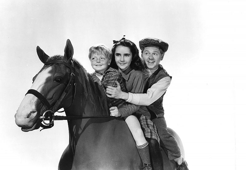 Elizabeth Taylor y Mickey Rooney, en una escena de "Fuego de juventud". La actriz fue un mito de Hollywood y ganó dos Oscar en 1960 y 1966.