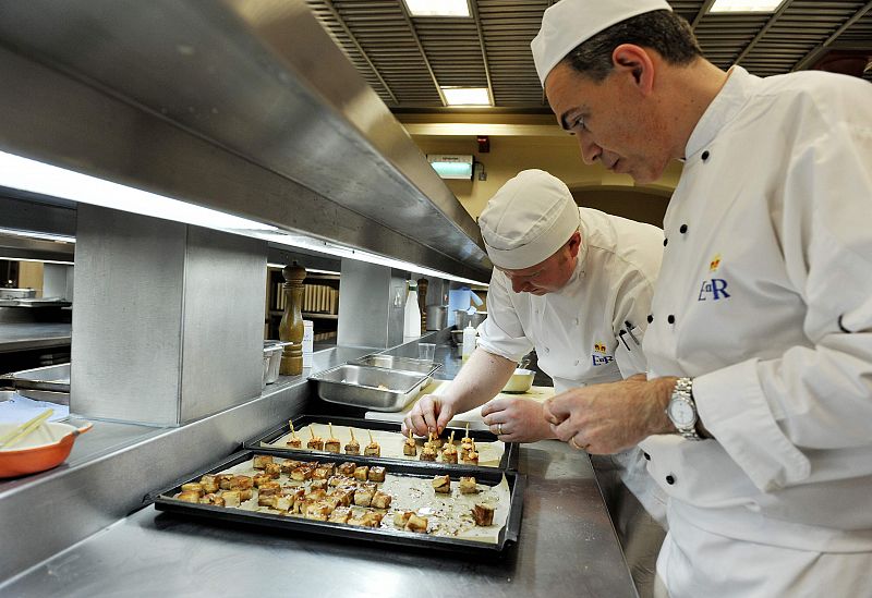 El chef del Palacio de Buckingham, Mark Flanagan, y su equipo, preparan algunos de los manjares que se degustarán en la recepción