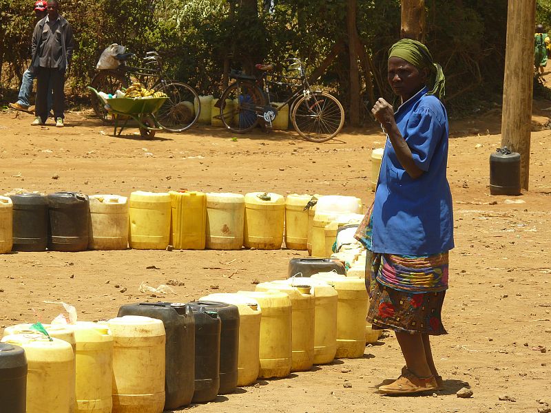 Coger y acarrear el agua tras largas caminatas forma parte de la cotidianeidad de los africanos, generalmente de las mujeres y niñas