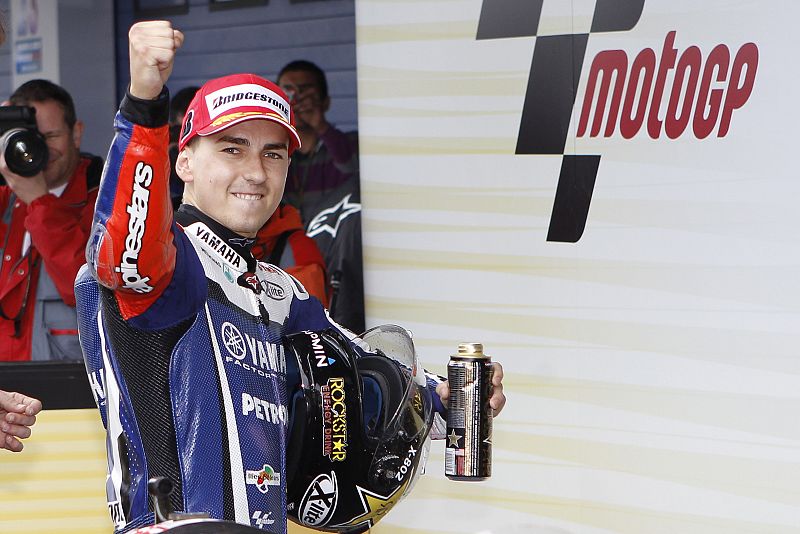 Lorenzo levanta el puño tras conseguir la victoria en Jerez.