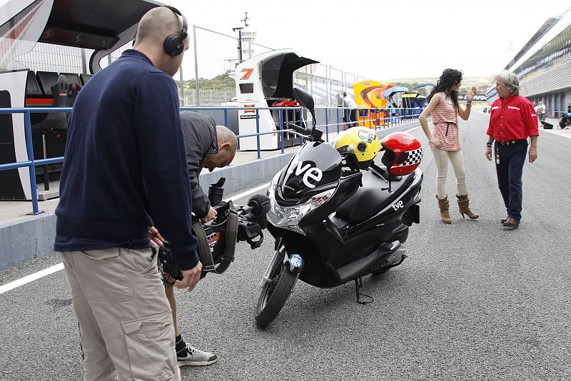 La cantante gallega ha paseado por boxes y ha saludado a pilotos como Toni Elías