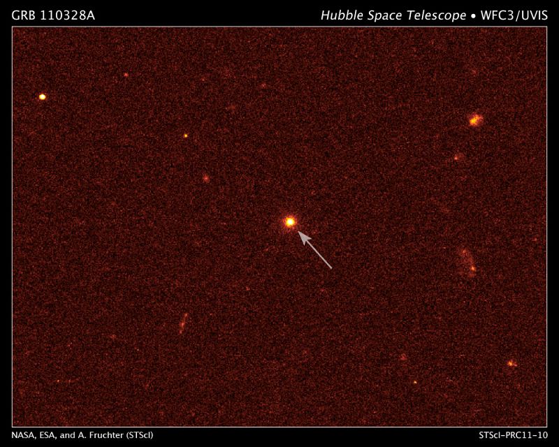 Una imagen de luz visible de la galaxia anfitriona GRB 110328A (señalada con la flecha) tomada el 4 de abril por el Hubble