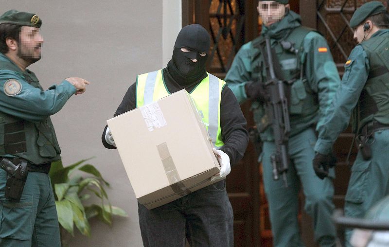 Agentes de la Guardia Civil trasladan el material incautado en el domicilio de Igor Esnaola Dorronsoro