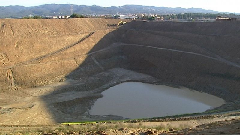 La excavación en la arcillera de Can Fatjó hace temer a los vecinos un proyecto de vertedero