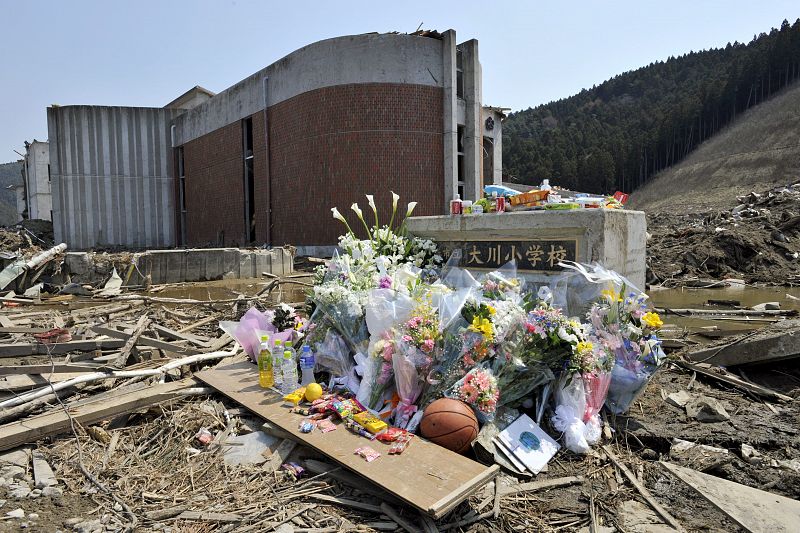 Flores y mensajes junto al acceso principal de la escuela primaria de Okawa, uno de los edificios afectados por el terremoto y posterior tsunami del 11 de marzo