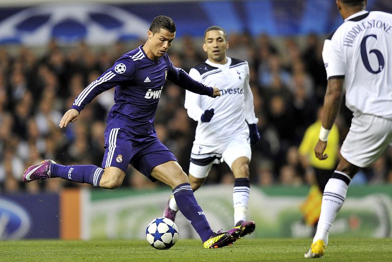 El delantero portugués del Real Madrid Cristiano Ronaldo (i) lanza a puerta.