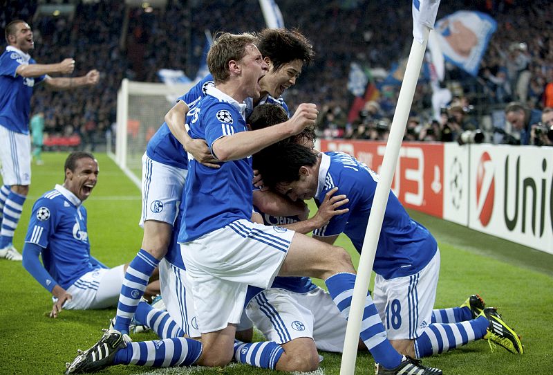 Los jugadores del Schalke 04 celebran el gol del delantero español Raúl Gonzalez contra el Inter de Milán.