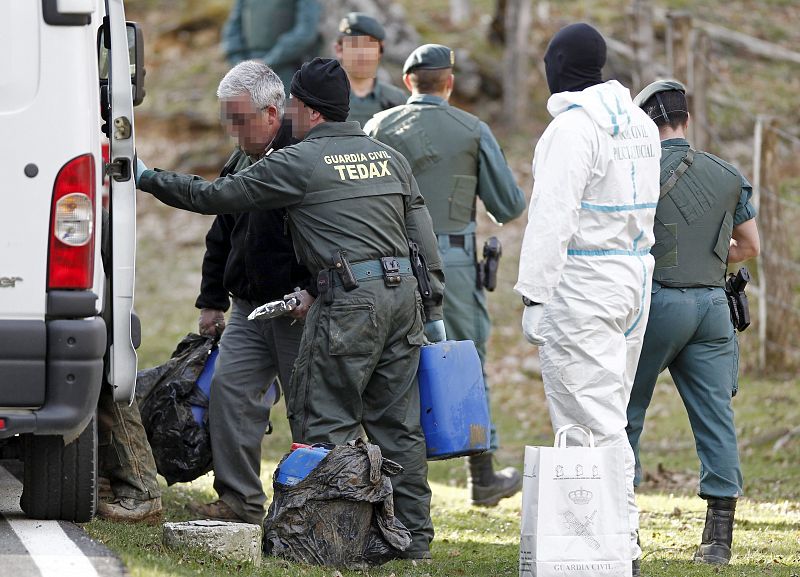 Efectivos de la Guardia Civil introducen el material encontrado en una furgoneta