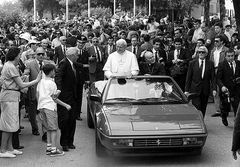 Juan Pablo II también viajó dentro de las fronteras italianas. El 24 de octubre de 1997, durante su visita a Maranello a bordo de un Ferrari