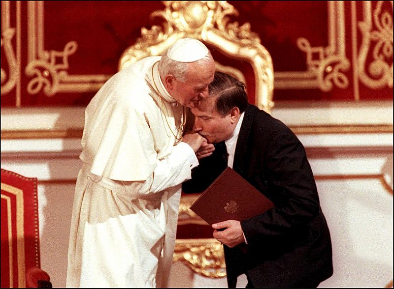 El papa Wojtyla, polaco de nacimiento, tuvo una estrecha relación con Lech Walesa. Los dos lucharon fervientemente contra el comunismo. Aquí, en un encuentro en Varsovia el 8 de junio de 1991 cuando Walesa era presidente de Polonia.E
