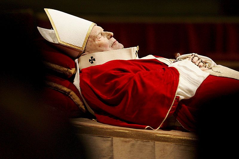 Imagen de archivo tomada el 04 de abril de 2005 que muestra el cuerpo sin vida del Papa Juan Pablo II tras ser trasladado a la basílica de San Pedro para que los fieles le den su último adiós