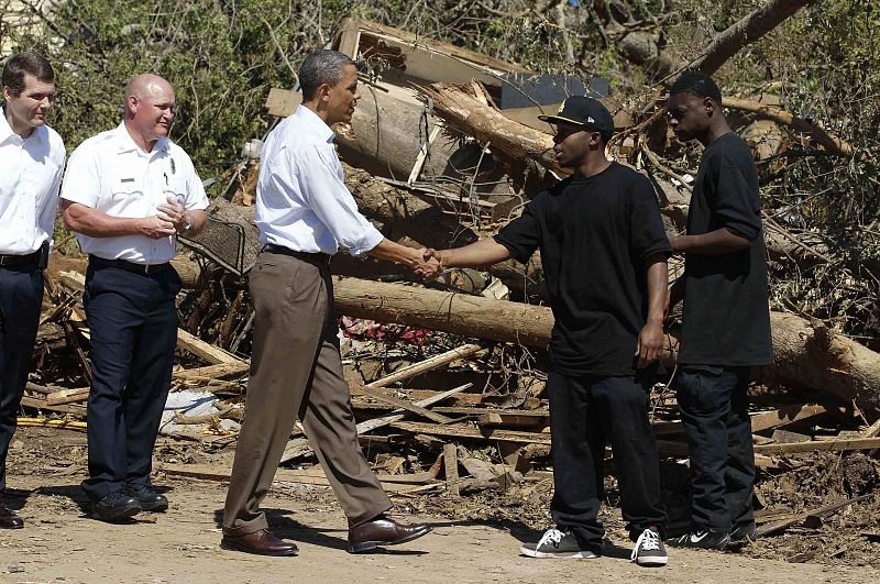 Obama ha recorrido algunos de los lugares más devastados de Tuscaloosa, donde ha saludado a los vecinos