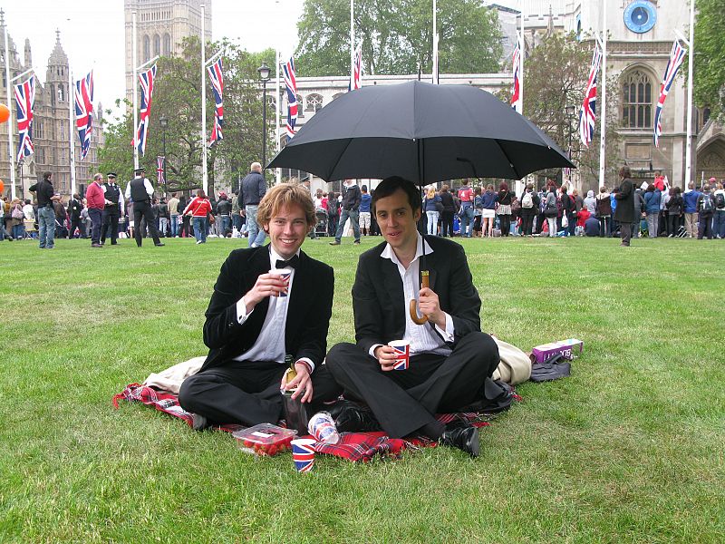 En pleno parque de Westminster han montado un pic-nic de champán y fresas estos dos jóvenes a los que al final no les ha hecho falta el paraguas.