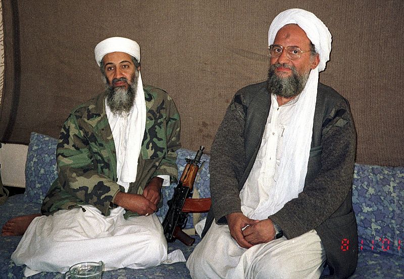 Osama bin Laden sentado junto al número dos de Al Qaeda, Ayman al-Zawahiri en una fotografía de archivo