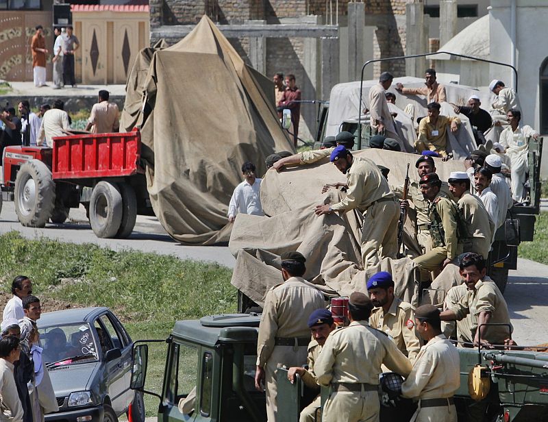 Soldados y residentes de Abbottabad el día en el que ha muerto el líder de Al Qaeda, Osama bin Laden.