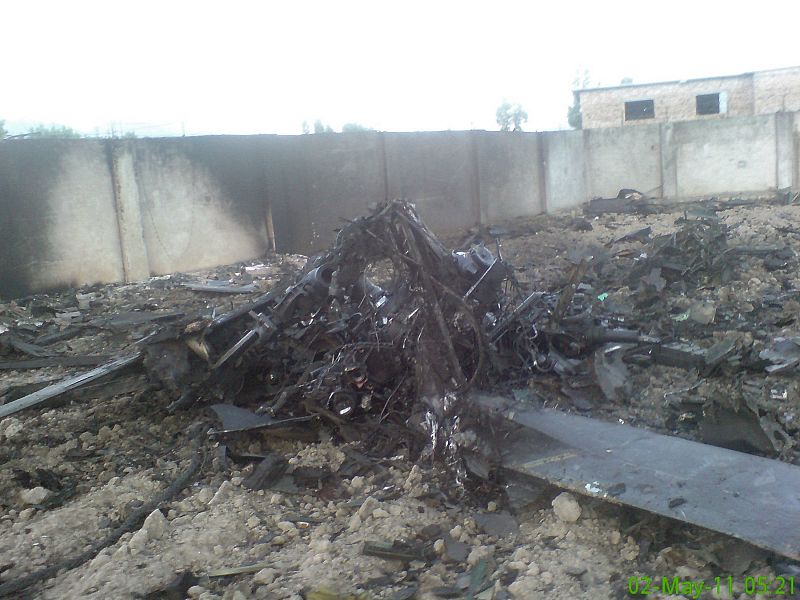 Imagen más cercana de los restos del helicóptero de EE.UU. en los exteriores de la casa de Bin Laden.