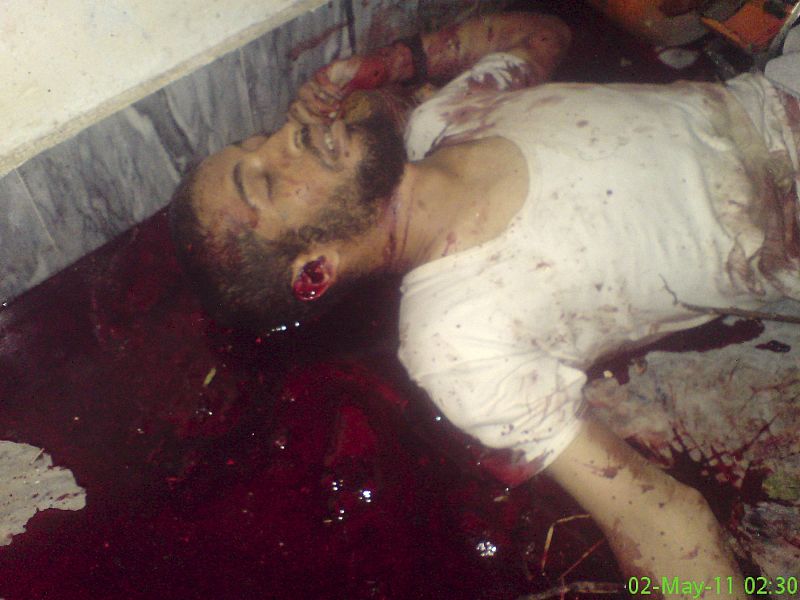 Una de las cuatro fotografías publicadas por la agencia Reuters en las que aparece uno de los tres cadáveres encontrados en la casa de Bin Laden. RTVE.es ha decidido no publicar el resto de imágenes debido a su extrema dureza.