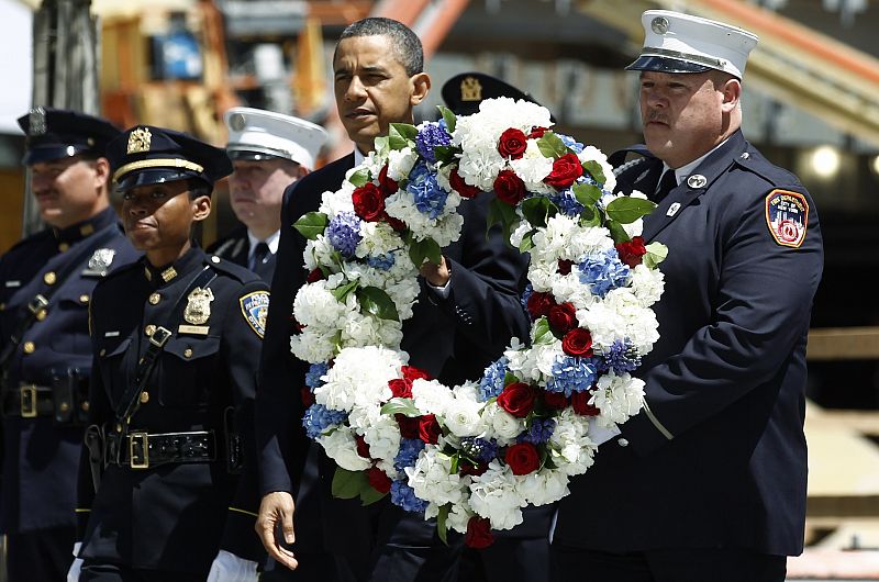 Obama deposita la corona de flores en la Zona Cero como homenaje a las víctimas del 11-S