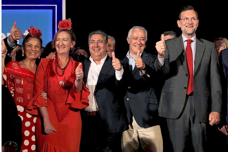 El presidente nacional del PP, Mariano Rajoy, junto al líder de los populares andaluces, Javier Arenas , y el candidato a la alcadia de Sevilla, Juan Ignacio Zoido, en la tradicional pegada de carteles.