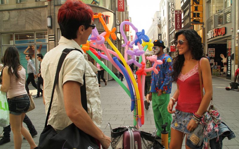 Lola González y Lucía Pérez, de paseo por el centro de Colonia.