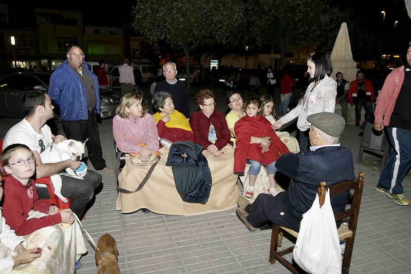 Varias personas se protejen con mantas en la calle por miedo a las réplicas