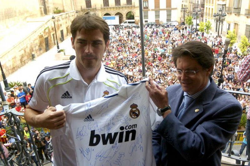 El guardameta y capitán del Real Madrid, Iker Casillas, junto al alcalde de Lorca, Francisco Jódar.
