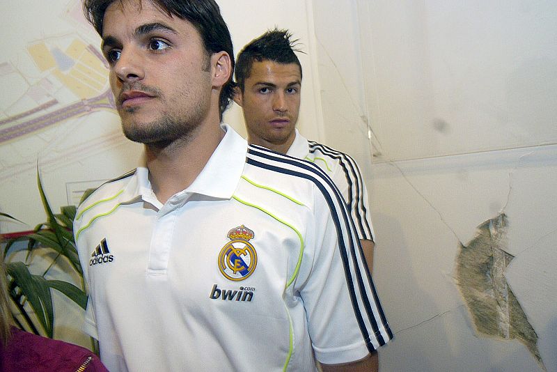 El centrocampista murciano del Real Madrid Pedro León y el delantero portugués Cristiano Ronaldo.