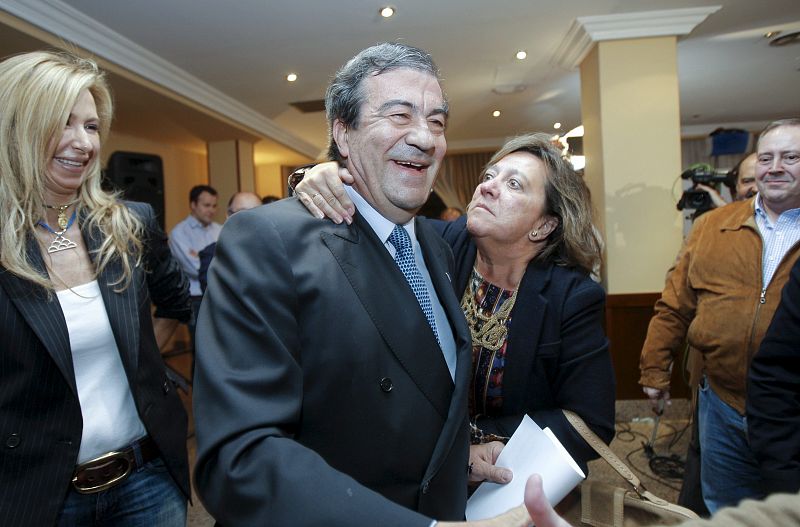 El candidato de Foro Asturias a la Presidencia del Principado, Francisco Álvarez Cascos, celebra la victoria de su partido esta noche en Oviedo.