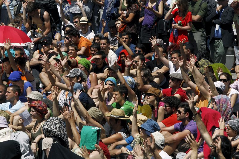 Los jóvenes acampados en la Puerta del Sol de Madrid en demanda de un cambio político y social tratan de desvincularse de los resultados electorales del 22-M.
