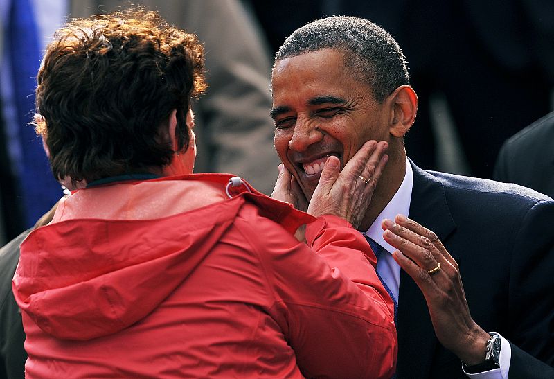 Una mujer se acerca a Obama para manifestarle su cariño