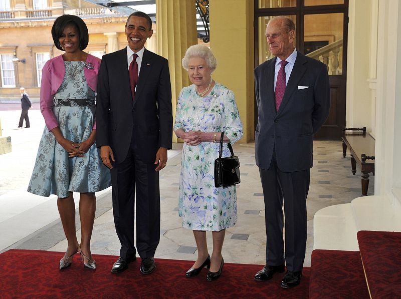 El presidente Obama y su esposa posan con la reina Isabel II en el palacio de Buckingham, en Londres.