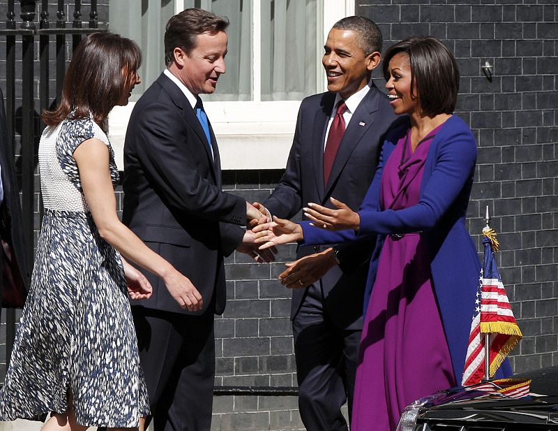 El matrimonio Obama llega al número 10 de Downing Street para reunirse con el primer ministro británico y su esposa