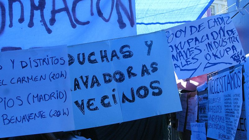 Algunos vecinos de la zona han ofrecido sus casas para que los acampados puedan ducharse y lavar su ropa.