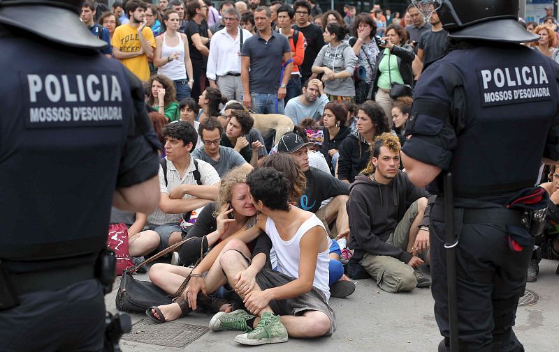 MOSSOS SE DESPLIEGAN EN LA PLAZA DE CATALUÑA PARA RETIRAR OBJETOS Y LIMPIAR LA ZONA