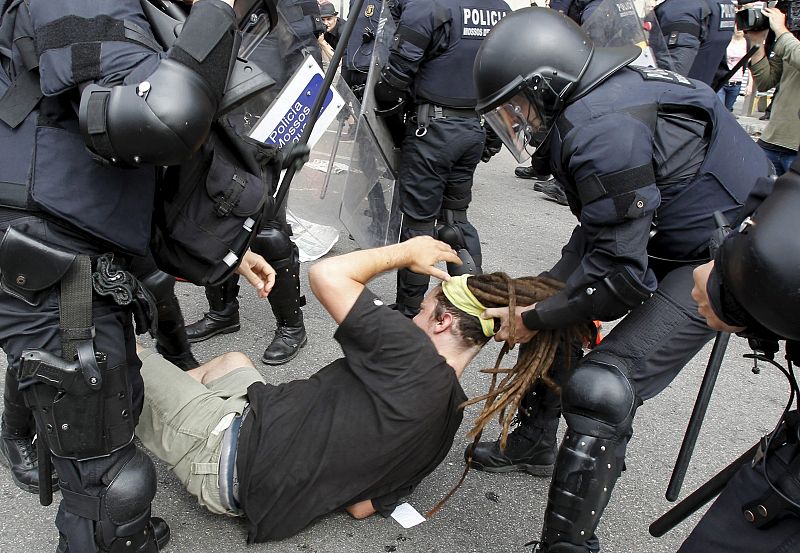 Los Mossos d'Esquadra cargan contra los 'indignados'