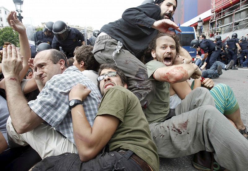 Al menos 43 heridos tras la carga policial contra los 'indignados'