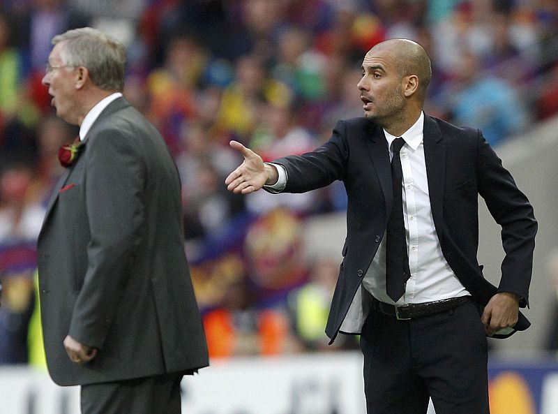 Alex Ferguson y Pep Guardiola, entrenadores de Manchester y Barça, dando instrucciones a sus jugadores.